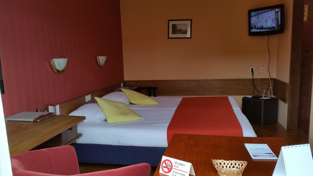 Hotel Restaurant De Hoogt Maasdam Eksteriør billede